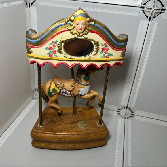 The American Carousel Tobin Fraley/Willitts Design Music Box 4085/9500 - Picture 5 of 7